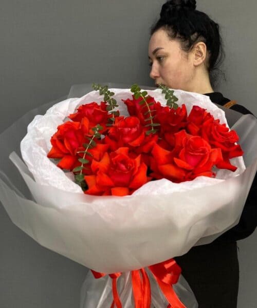 Букет алых французских роз