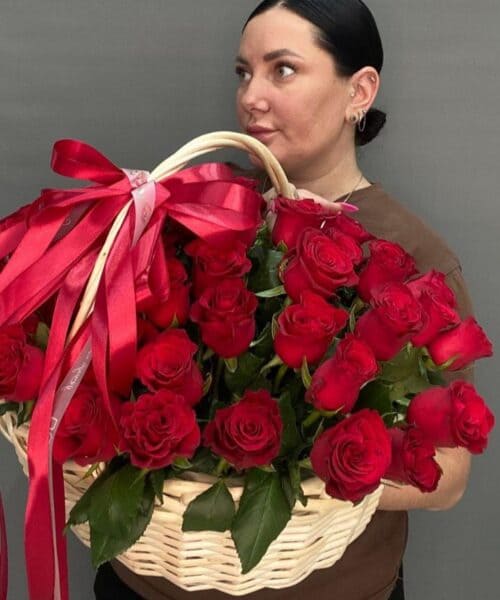 Корзина из 35 роз "Родос"
