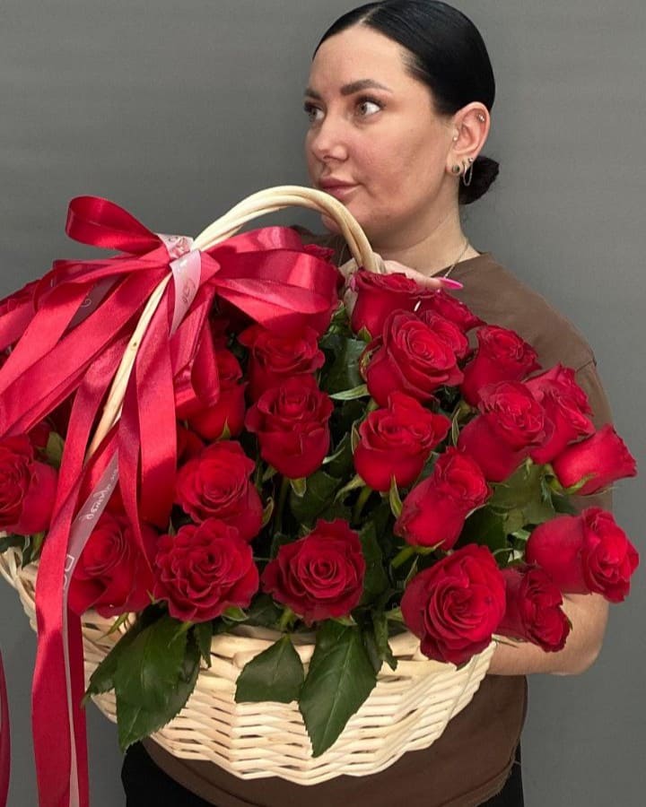 Корзина из 35 роз "Родос"
