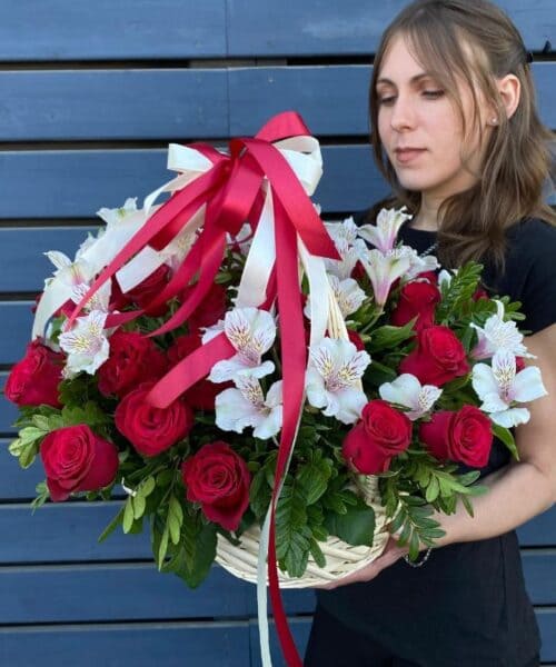 Корзина из 25 роз с альстромерией