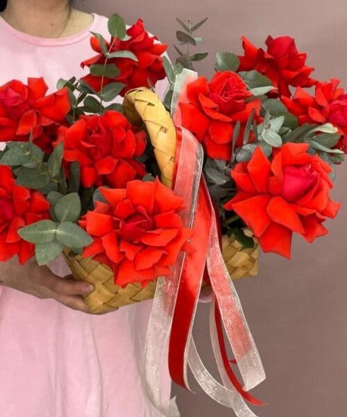 Корзина из 9 роз и 4 стеблей эвкалипта